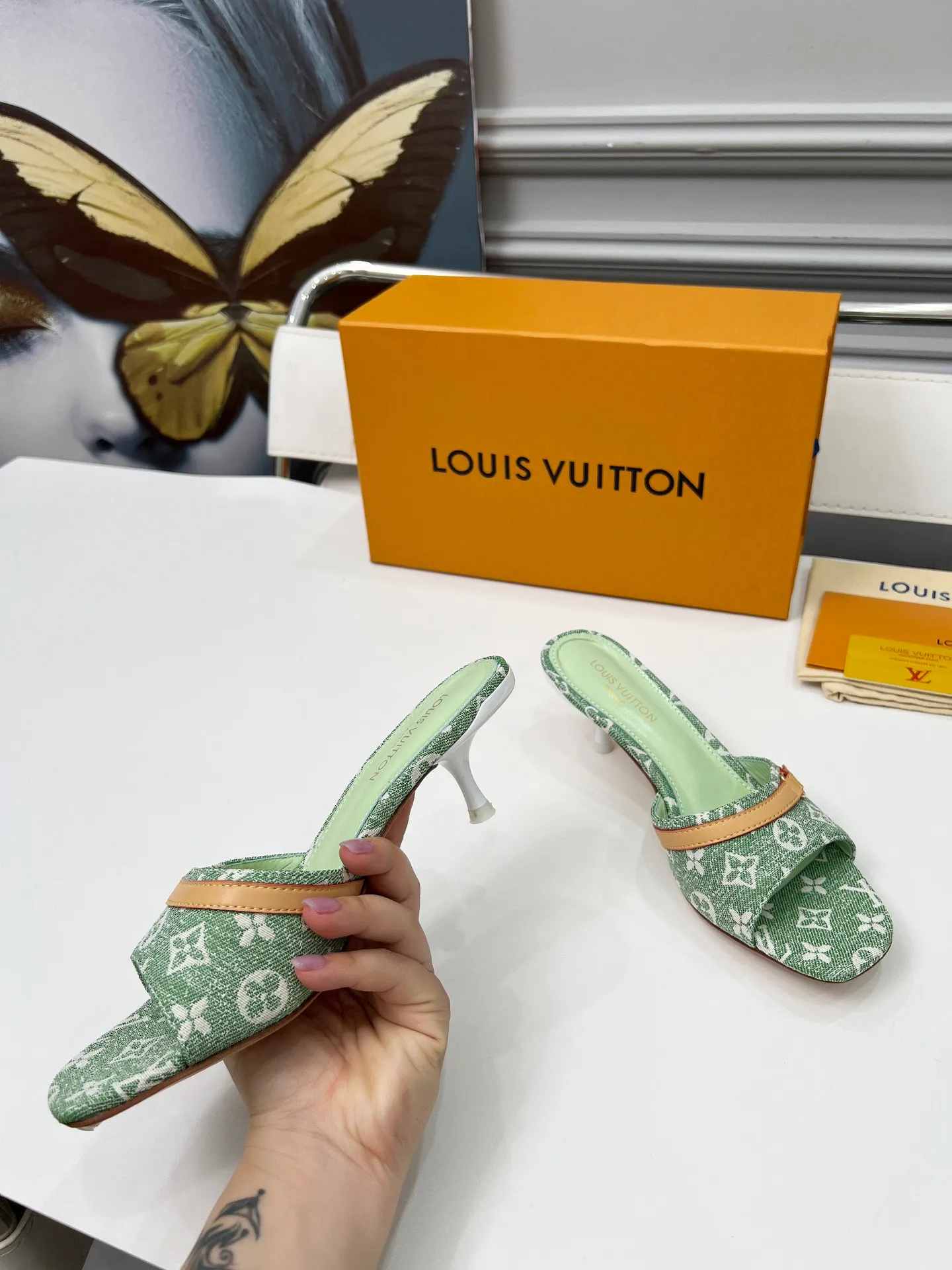 👟👟Ex-factory price 440👟👟 LV new denim kitten heel slippers 2025 summer must-have for goddesses, original replica, super comfortable on the feet. Show off the queen's temperament, the heel height is 9.5CM, which shows your temperament without being tiring. Leather outsole. Standard code: 35-42 (41 and 42 codes are customized, non-returnable and non-exchangeable)